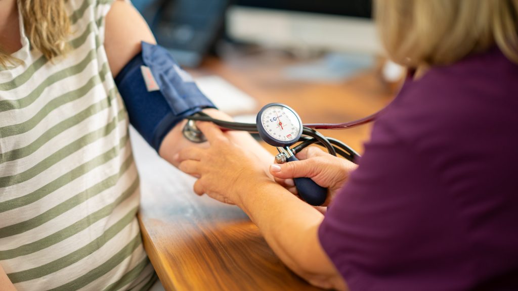 Blutdruckmessung zur Kontrolle von Kreislauf und Herzfunktion in der Praxis Herz und Darm in Hamburg
