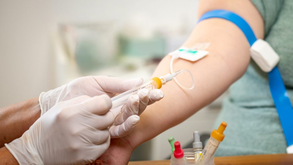 Blutentnahme zur medizinischen Labordiagnostik in der Praxis Herz und Darm in Hamburg